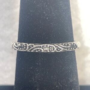 Delicate Silver Tone Paisley-Engraved Ring
